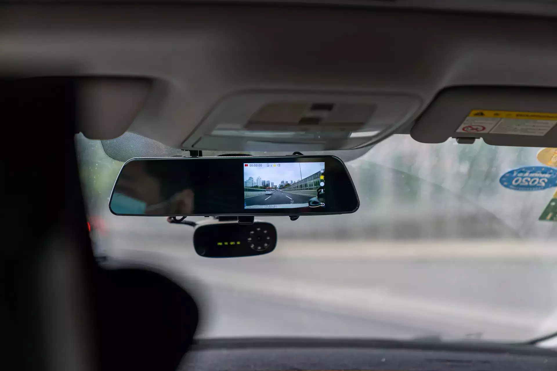 Crystal Clear Recordings: Quadruple Lens Dash Cams for License Plate Clarity